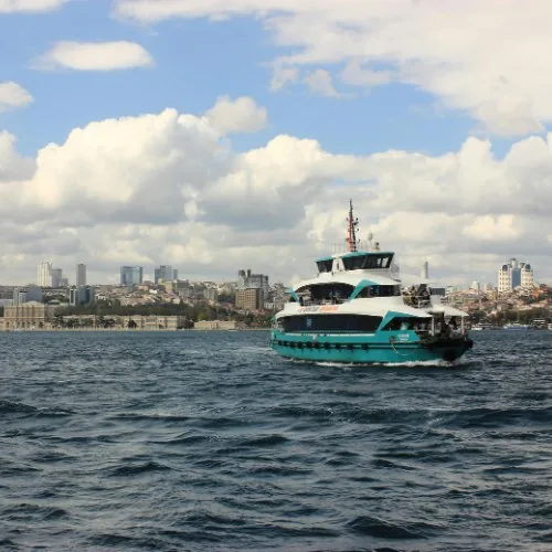 İstanbul kıyısında seyreden yolcu vapuru
