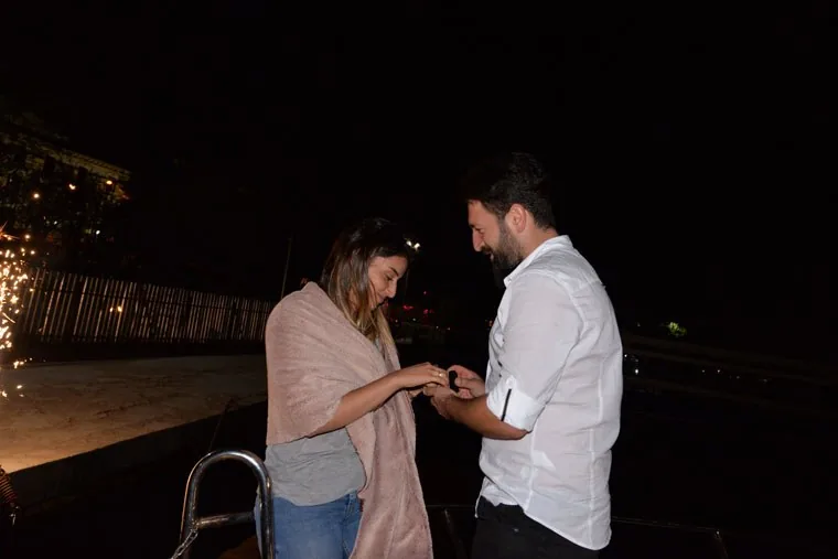 Gece tekne güvertesinde evlenme teklifi anı
