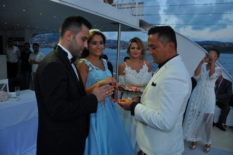 Tekne güvertesinde nişan yüzüğü töreni